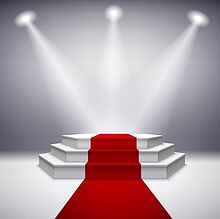 Roter Teppich mit Treppe im Scheinwerferlicht