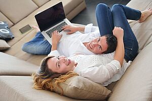 Bild Paar auf dem Boden liegend Online-Legitimationsprüfung